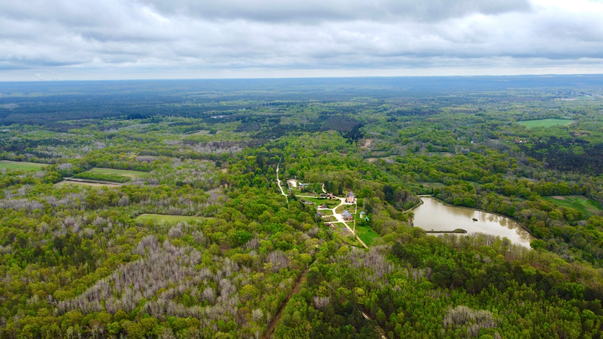 Vue aérienne du territoire forestier et humide préservé en Centre-Val de Loire